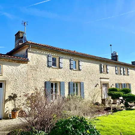 Apartman Aux Agapanthes, Maison De De Charme Avec Piscine Charente Maritime Aumagne