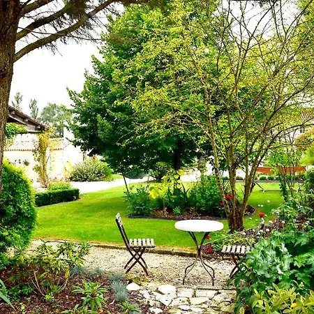 Aux Agapanthes, Maison De De Charme Avec Piscine Charente Maritime Apartman *