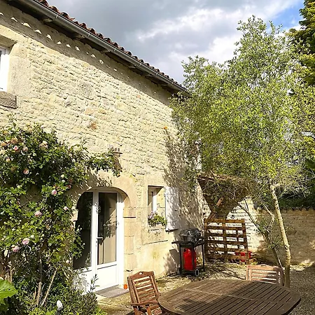 Apartman Aux Agapanthes, Maison De De Charme Avec Piscine Charente Maritime Aumagne